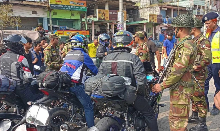 কুমিল্লায় ফুটপাত অবৈধ দখলমুক্ত রাখতে যৌথ বাহিনীর বিশেষ অভিযান